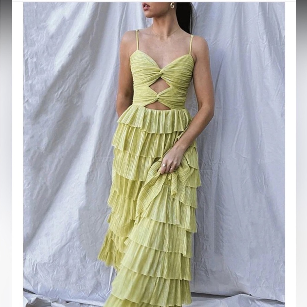 NWT Gianni Bini Grace Metallic Plisse
Sweetheart Neck Cut-Out Tiered Dress - Picture 3 of 9